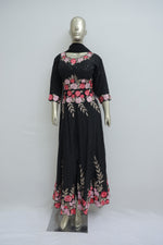 Load image into Gallery viewer, Long dress suit with central cut in georgette
