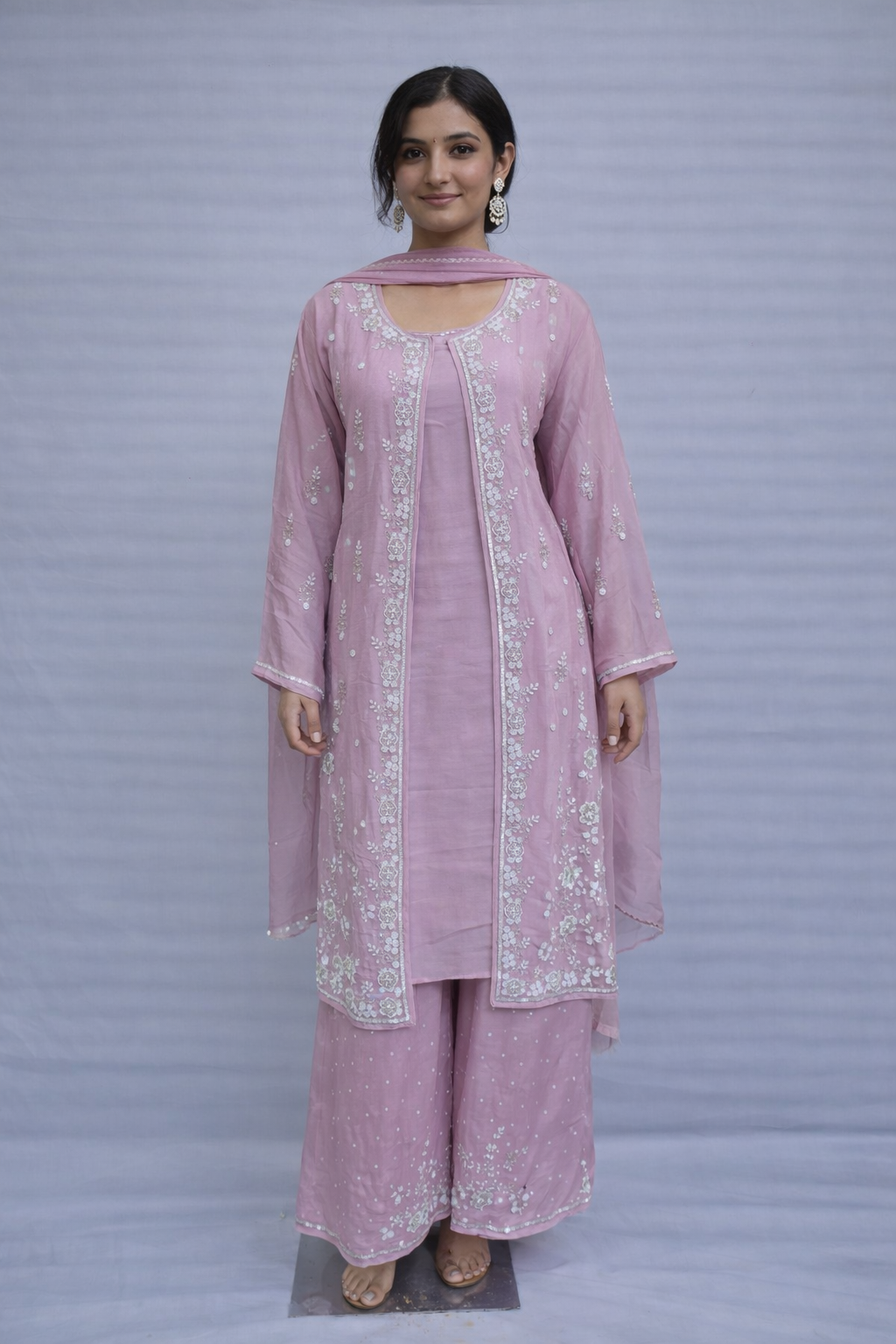 Long dress with central cut in crepe fabric